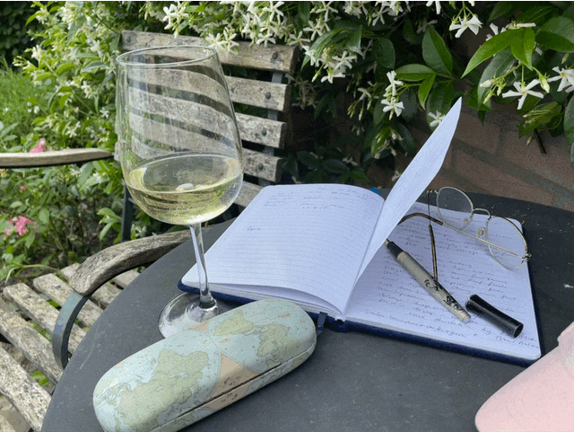 schrift met pen en glas wijn om blogs te schrijven